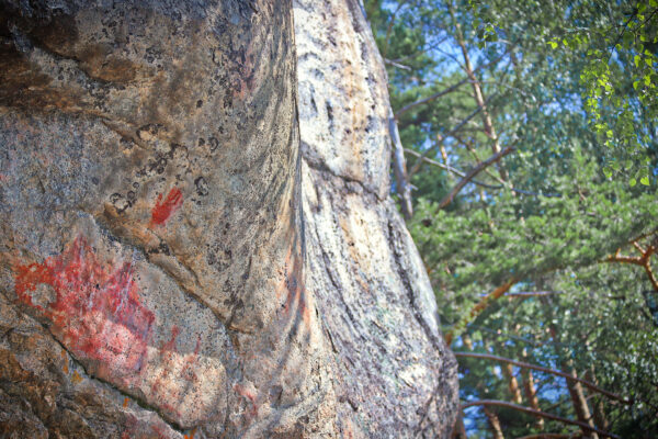 Kuvassa Astuvansalmen kalliomaalaukset