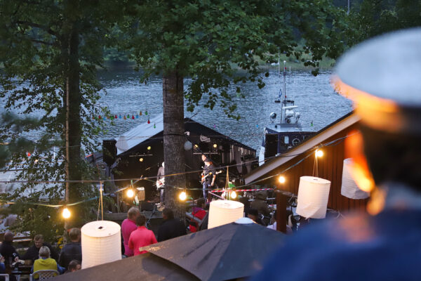 Kuva pimenevästä illasta Kallioniemen kesäterassilla, jossa soittaa bändi