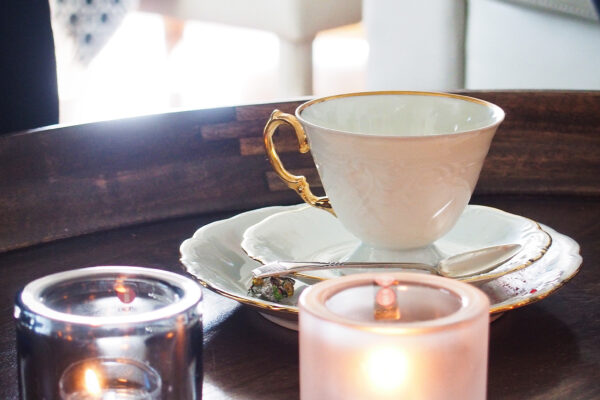 Kuvassa kynttilätuikkuja pöydällä