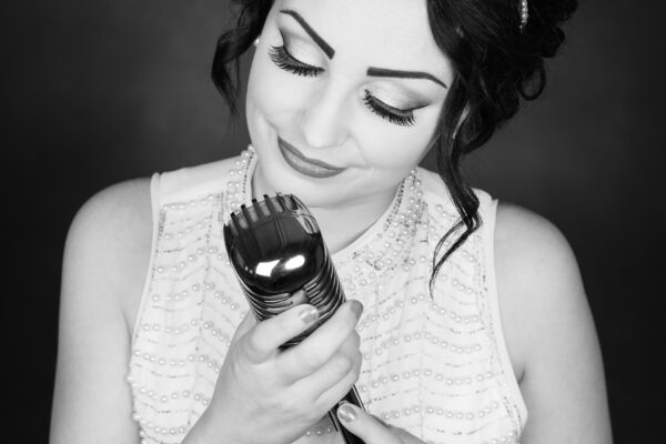 Piritta Niemenmaa pitelee mikkiä ja katsoo alaspäin